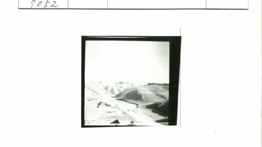 丘陵基地建筑与晴空景色.jpg