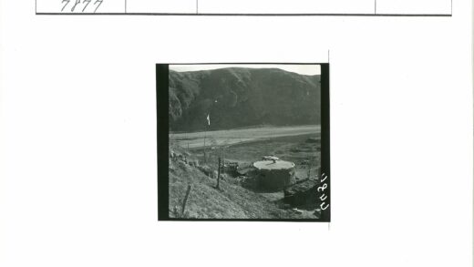 丘陵掩体白旗标志陡坡草地.jpg