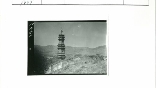 丘陵景观中的多层建筑.jpg