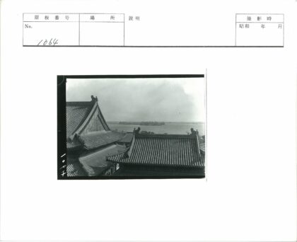 东亚风格屋顶与长桥水景.jpg