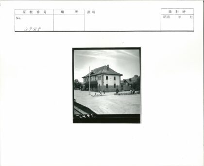 两层楼建筑与喷泉景观.jpg