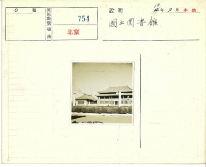 中国传统建筑瓦顶石柱与自行车.jpg