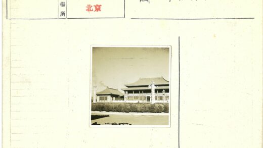 中国传统建筑瓦顶石柱与自行车.jpg