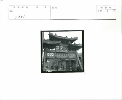 中国传统牌坊街景行人休憩.jpg