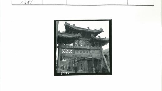 中国传统牌坊街景行人休憩.jpg