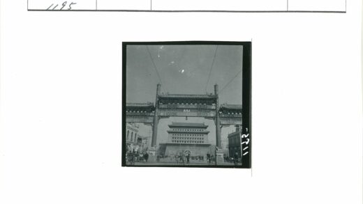 中国传统牌坊街景行人自行车.jpg