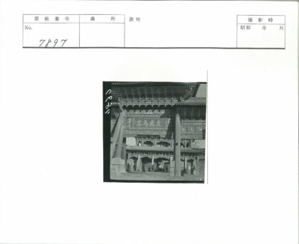 中国传统牌坊雕刻与人群活动.jpg