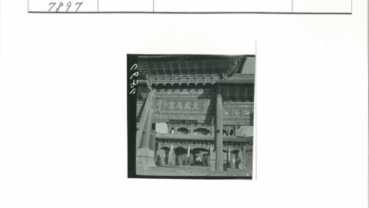 中国传统牌坊雕刻与人群活动.jpg