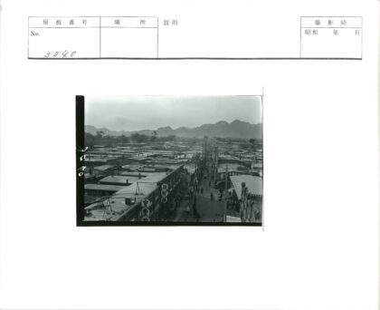 中国街道骑自行车人群与山脉风景.jpg