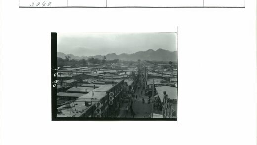中国街道骑自行车人群与山脉风景.jpg