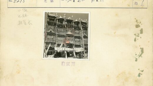 中国风建筑前街景自行车.jpg