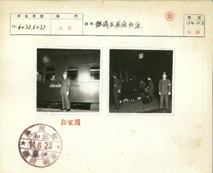 乘客与制服人员站在数字7标志前.jpg