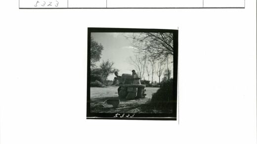 乡村传统磨粉机操作场景.jpg