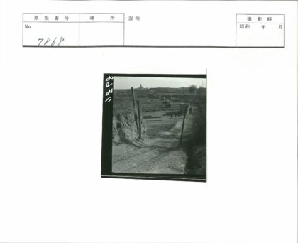 乡村土路与田园建筑风光.jpg