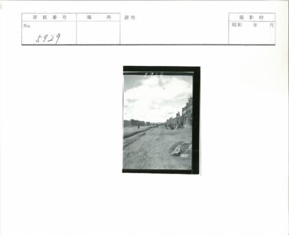 乡村土路街景与行人活动.jpg