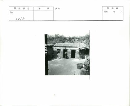 乡村建筑门前持物人.jpg