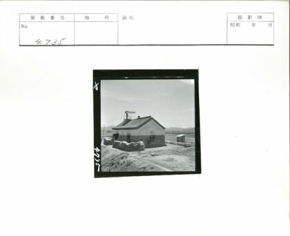 乡村沙袋砖石建筑与田野远山.jpg