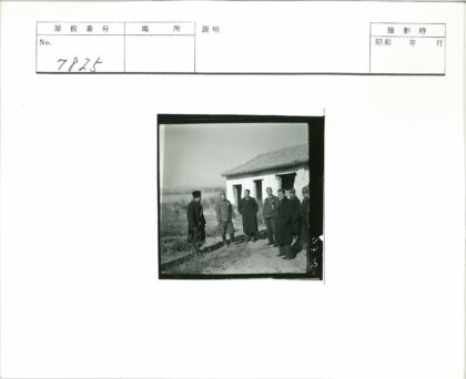 乡村瓦顶老建筑群外景.jpg