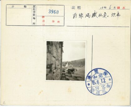 乡村石墙木凳独轮车.jpg