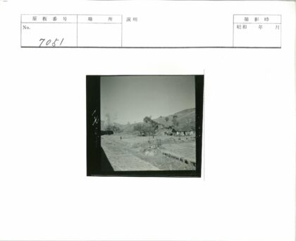 乡村蒸汽火车与山丘风景.jpg