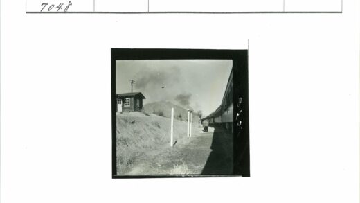 乡村车站火车与群山风景.jpg