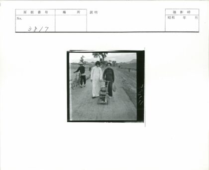 乡村道路上的母子与骑车人.jpg