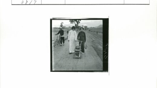 乡村道路上的母子与骑车人.jpg
