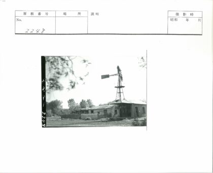 乡村风车与古朴建筑景观.jpg