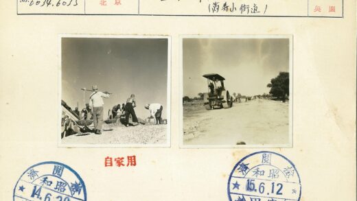 乡间土路压路机与工人工作场景.jpg