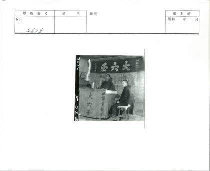 书店内顾客与店员互动场景.jpg
