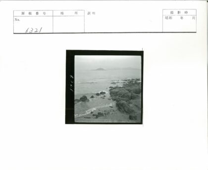 云雾岛屿与嶙峋海岸线.jpg