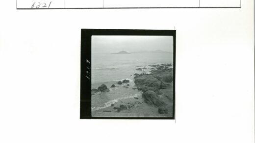 云雾岛屿与嶙峋海岸线.jpg