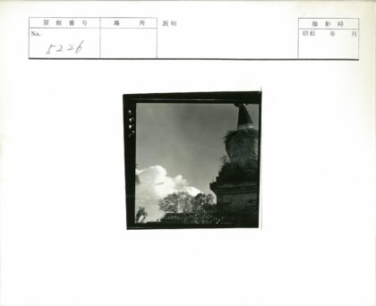 云雾石塔与古建筑风光.jpg