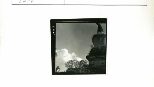 云雾石塔与古建筑风光.jpg