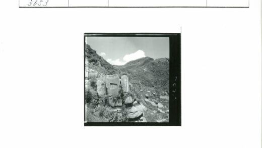 云雾缭绕的铭文岩山景观.jpg