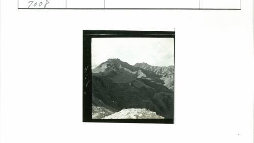 云雾群山古建筑风景.jpg