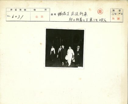 五人夜行传统服装小路.jpg