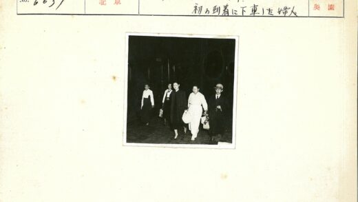 五人夜行传统服装小路.jpg