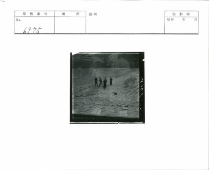 五人提篮沙滩山丘背影.jpg