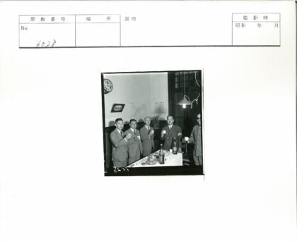 五男士桌边聚会与钟表地图装饰.jpg