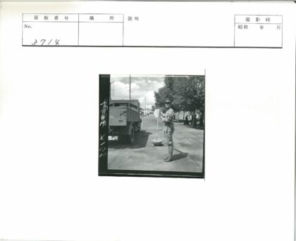 交通警察指挥卡车通行.jpg