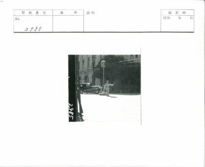 交通警察指挥旧车经过拱窗建筑.jpg