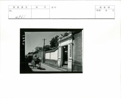 人力车与砖砌建筑街景.jpg
