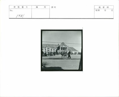 人力车夫与古典建筑.jpg