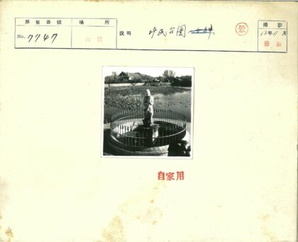 人物雕像池塘建筑风景.jpg