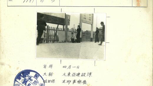 人群与尖桩栅栏街景.jpg