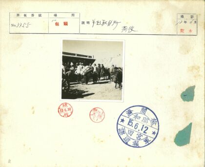 人群与马匹聚集的户外场景.jpg