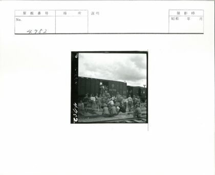 人群围观22152号货运火车车厢.jpg
