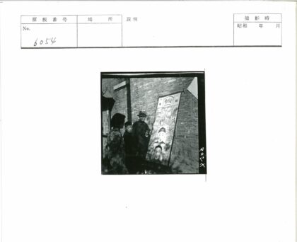 人群观看展示板人物场景图.jpg