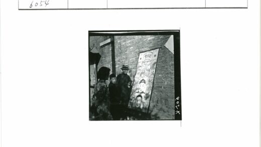 人群观看展示板人物场景图.jpg